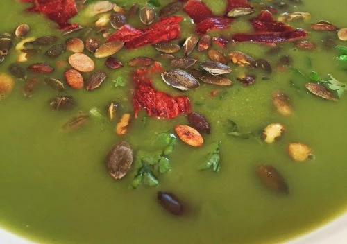 Edamamebønne suppe med lækre urter