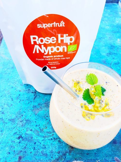 Hyben & Passionsfrugtsmoothie, med Macapulver.