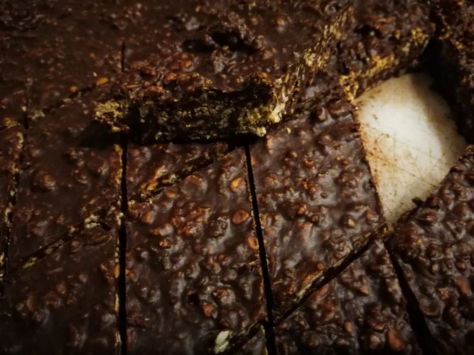 Nøddetrøfler rullet i raw kakaopulver.