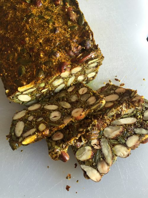 Glutenfri Stenalderbrød med gurkemeje & Chiafrø.
