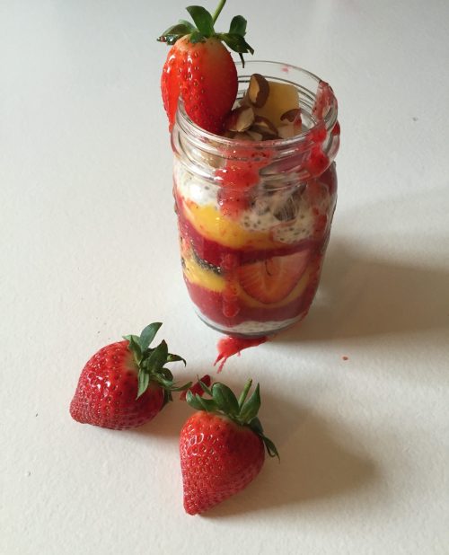 Morgenmad med frugtmos og chiafrø