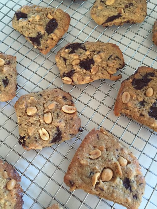 Glutenfri og laktosefri Peanut småkager med chokolade.